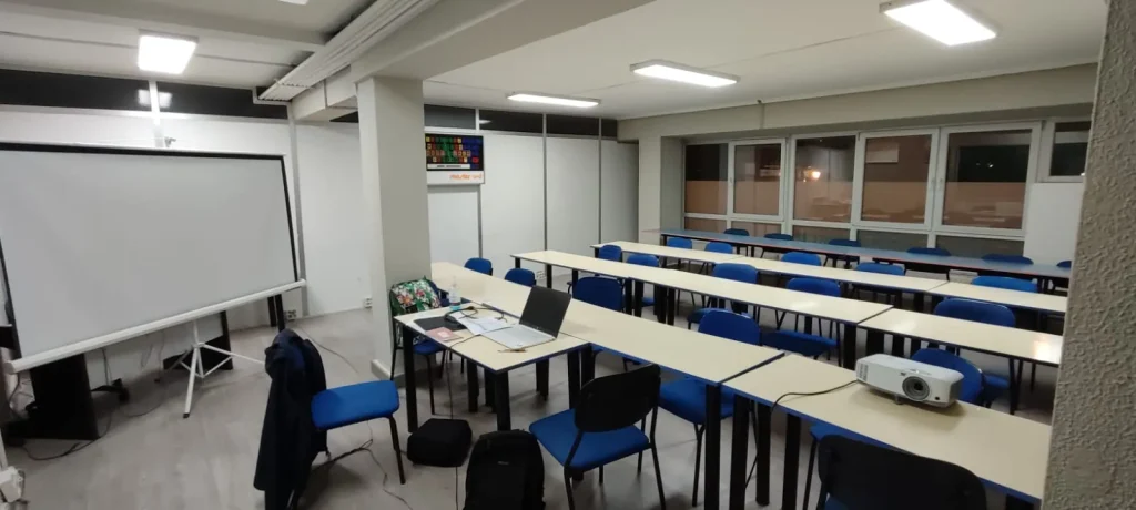 Aula en Oviedo para cursos de teoría de Náutica Costa Verde