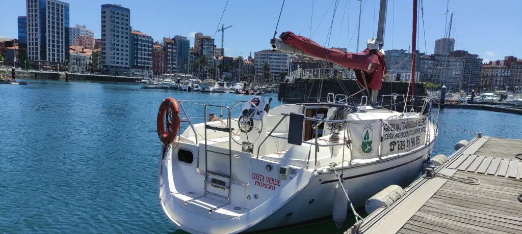 Barco de prácticas de Náutica Costa Verde en el puerto deportivo de Gijón